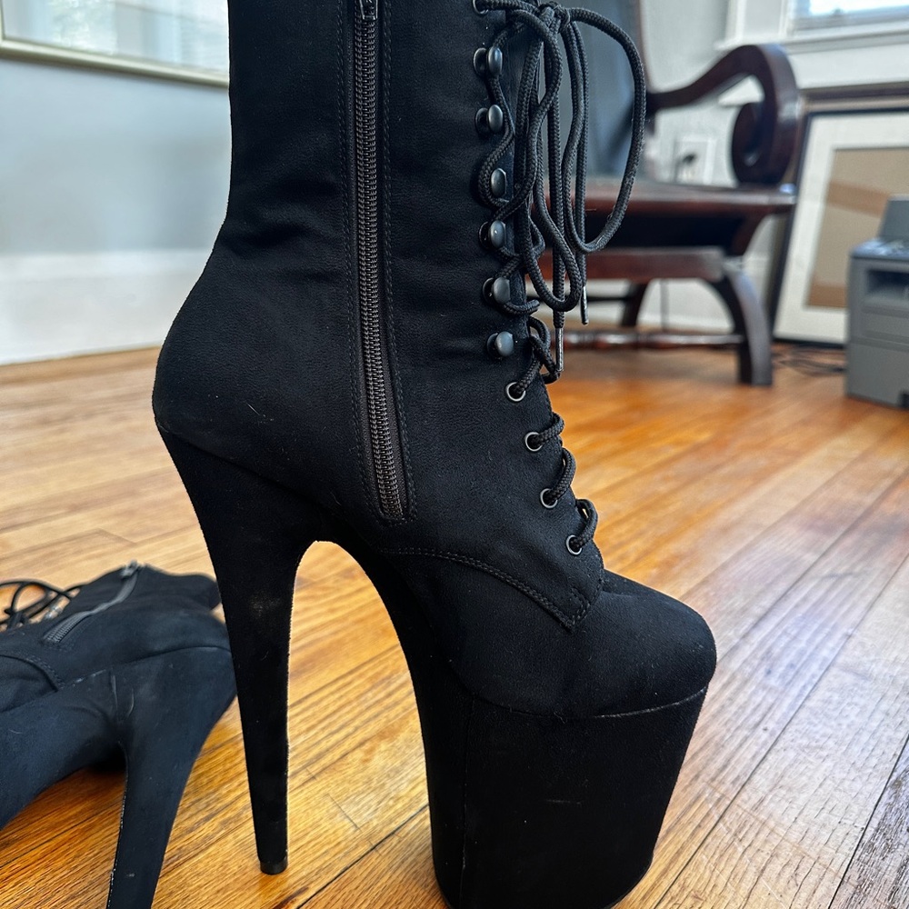 PLEASER Heels - Flamingo-black suede